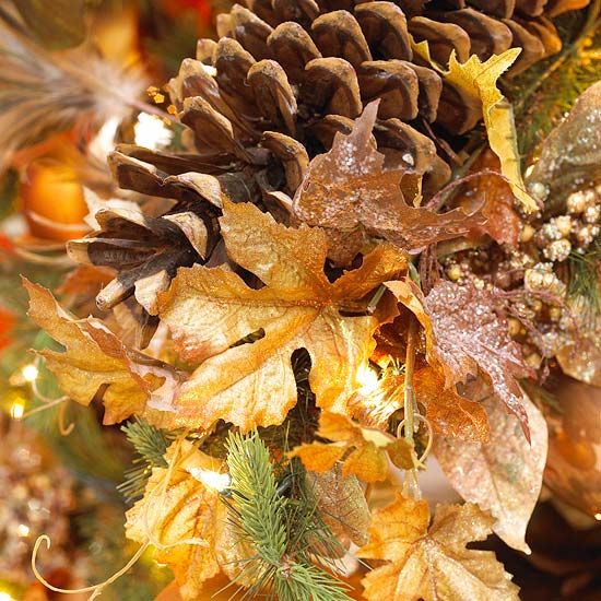 Juletræ-dekorere-naturlige-materialer-dekoration-kegler-silke blade