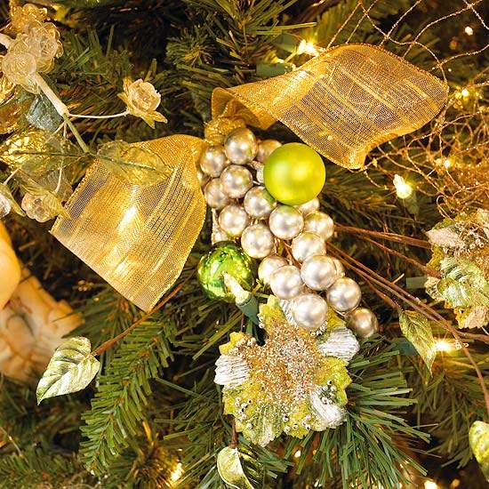 Juletræ dekorere huller fylde bolde