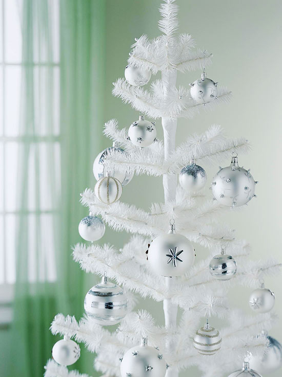 Juletræ dekorere en farve hvid juletræ hvide kugler