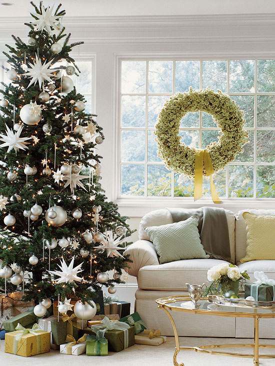 Juletræ-dekorere-store-sølv-kugle-stjerner