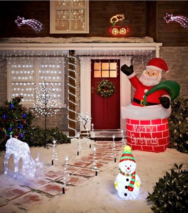 juledekoration-udenfor-have-dekoration-skinnende-hus-dør-sti-have-sti-sne-lamper