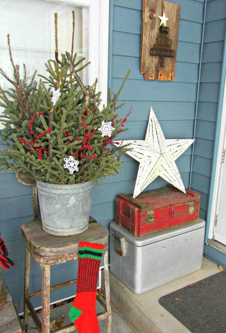 juledekoration-udenfor-have-dekoration-dør-sok-spand-stjerne-vintage