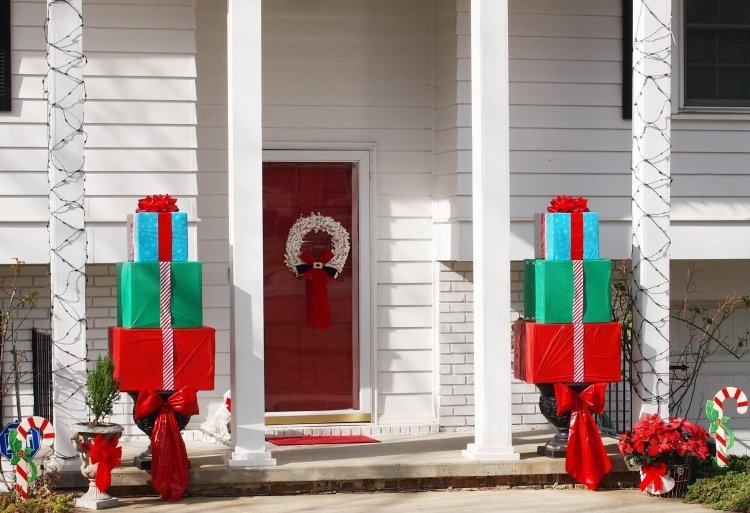 juledekoration-udenfor-have-dekoration-store-gaver-hus-dør-indpakket-slik-stokke-hvidt hus