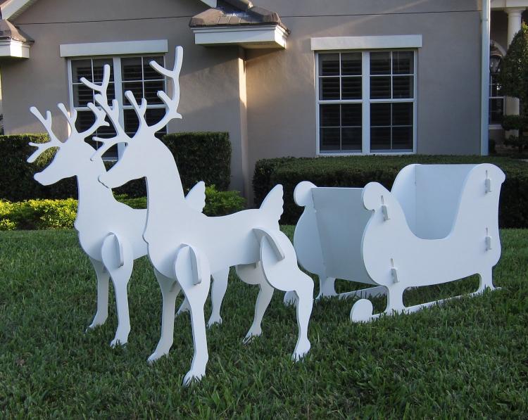 juledekoration-udenfor-have-dekoration-hjortevogn-hvid-plastik-dekorationsplader-græsplæne-forhave
