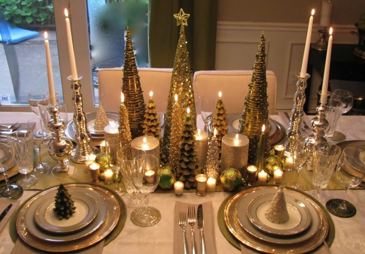 juledekoration lys romantisk atmosfære guld tema bordløber