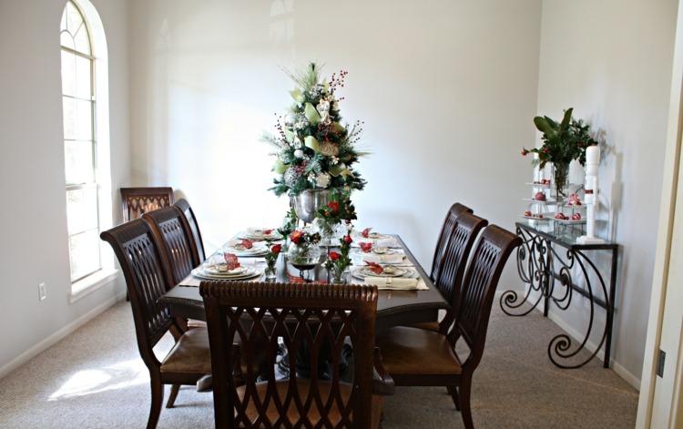 juledekoration spisestue enkelt arrangement bord frodigt mørkt træ