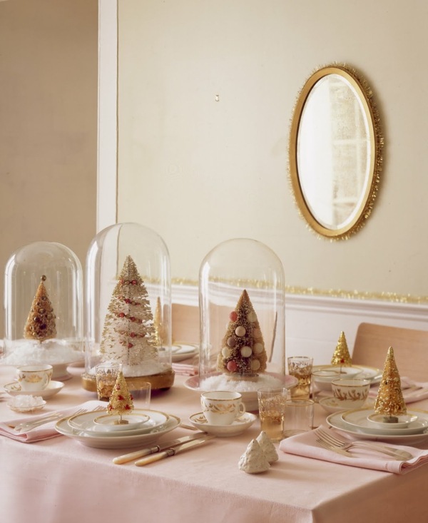 Ideer-til-juledekorationer-i-spisestuen-gyldne-accenter-små-juletræer