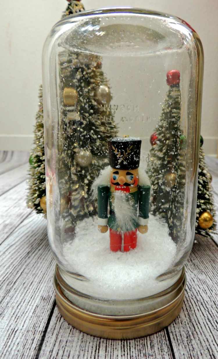 tinker juledekoration selv mason jar nøddeknækker sne globus idé