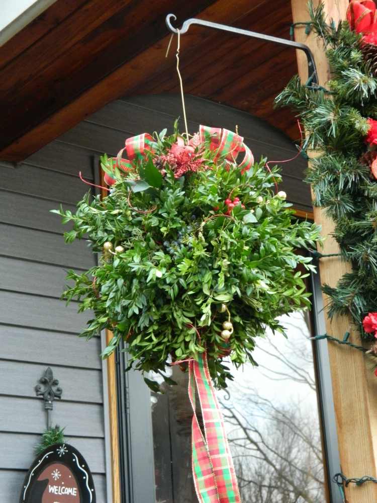 julepynt-gør-det-selv-udenfor-kysse-bold-veranda-terrasse-have