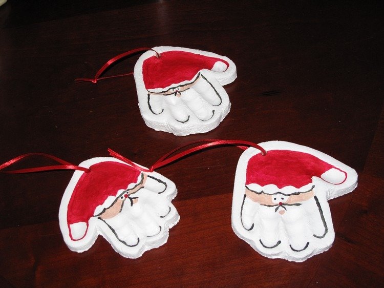 Julemanden tinker med-børn-salt-dej-håndaftryk-træ dekorationer