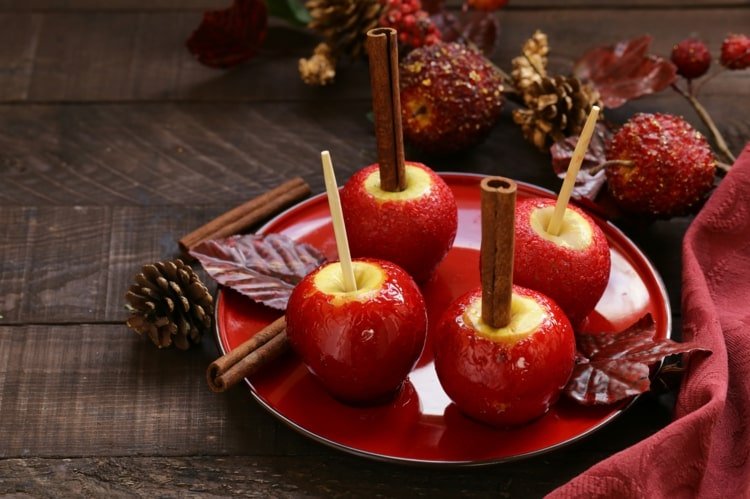 Lav selv kandiserede æbler til julemarkedet derhjemme med kanelstænger