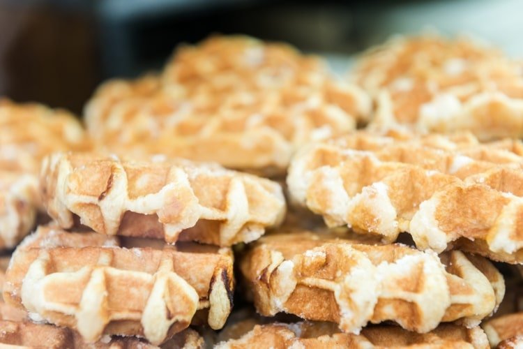 Bag vafler ala julemarkeder og server med pulveriseret sukker