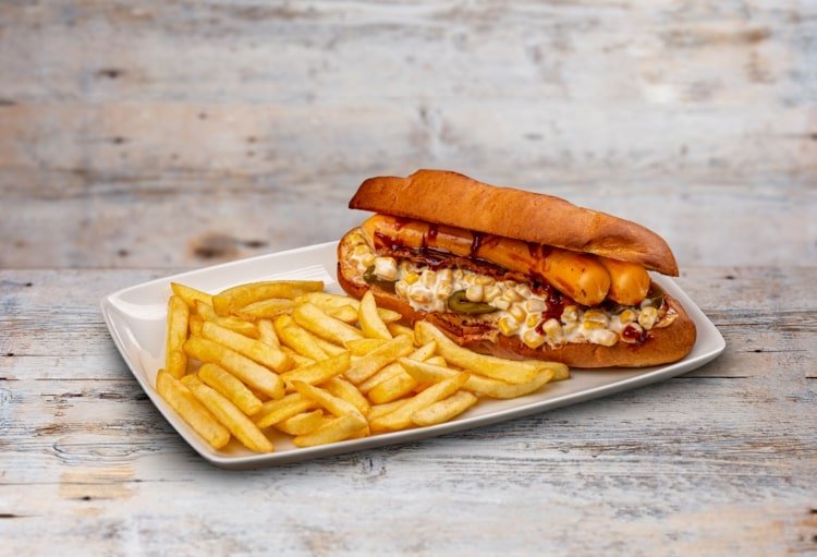 Bratwurst med salat eller ketchup og sennep og fries - lækre og enkle snacks