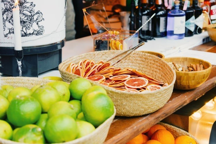 Læg frisk og tørret frugt på buffeten til mellemmåltider