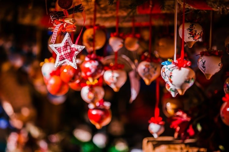 Dekorer julemarkedet ordentligt derhjemme med julepynt og typiske elementer på julemarkederne