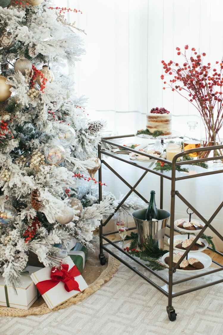 Tilbered julemarkedsretter og drikkevarer på et serveringsbord i dit hjem