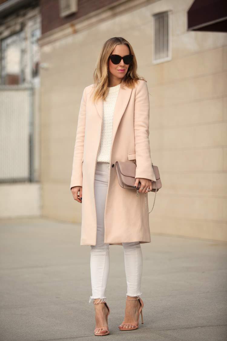 Tekstilfarve støvet pink forretningstøj forårshvide jeans kombinerer modetrends