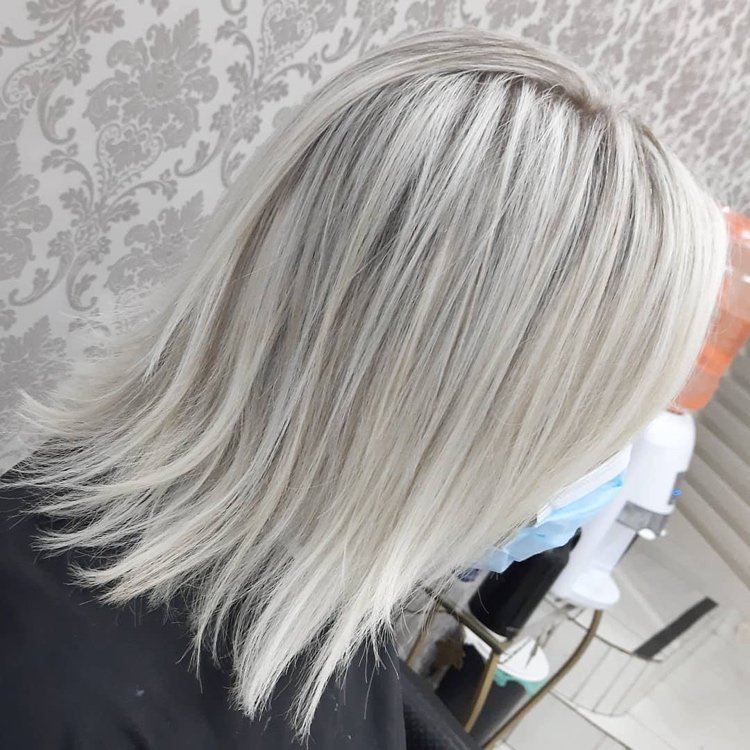 Platinblond med brune højdepunkter for mere dybde