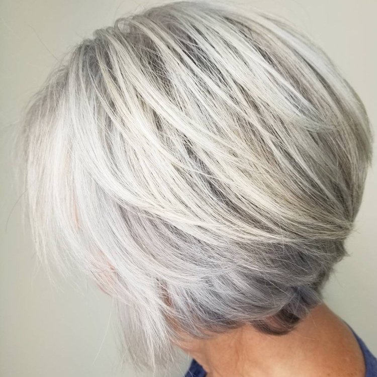 platinblond hvidblond hårfarve til ældre kvinder