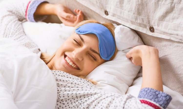 Kvinde vågner glad efter sund søvn