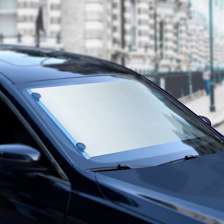 Sæt solbeskyttelse til bilen på indersiden af ​​forruden