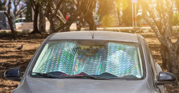 Tag solbeskyttelse på og beskyt bilen mod varmen om sommeren