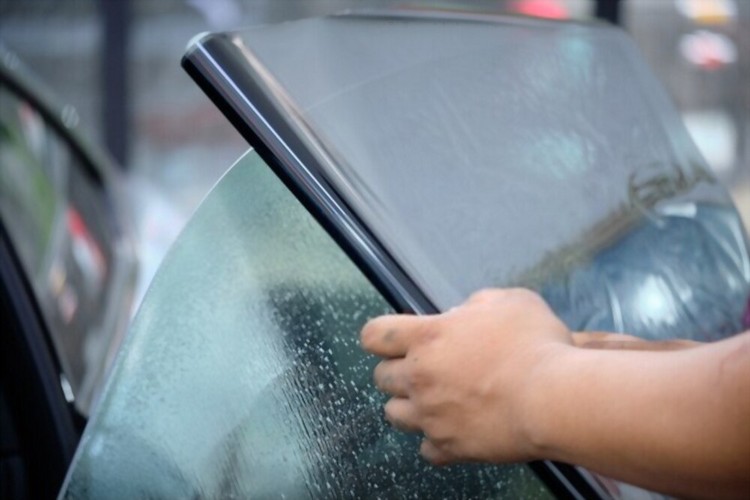 Solbeskyttelsesfilm til i bilen beskytter mod varme