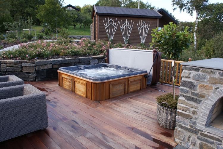 Whirlpool-have-trægulv-havemøbler-ovn-natursten-blomster-havedesign