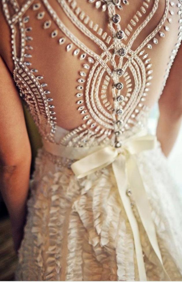 detaljer-brudekjole-dekoreret-tilbage-smykker