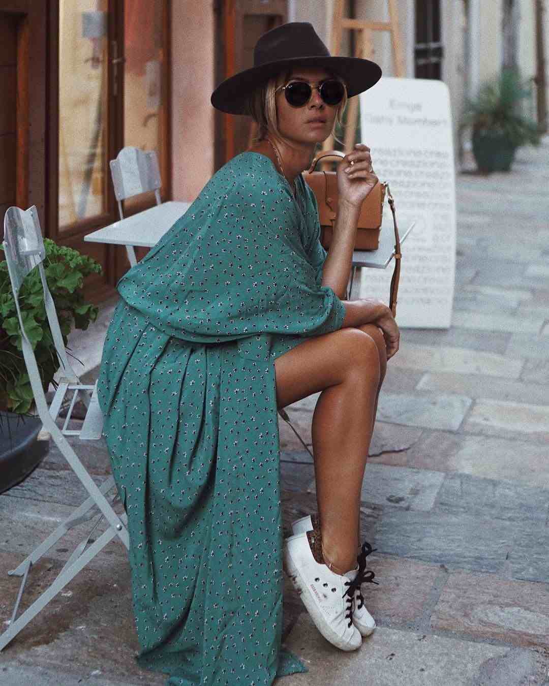 Maxi wrap kjole kombinerer hvide sneakers damer hat sommer outfit ideer