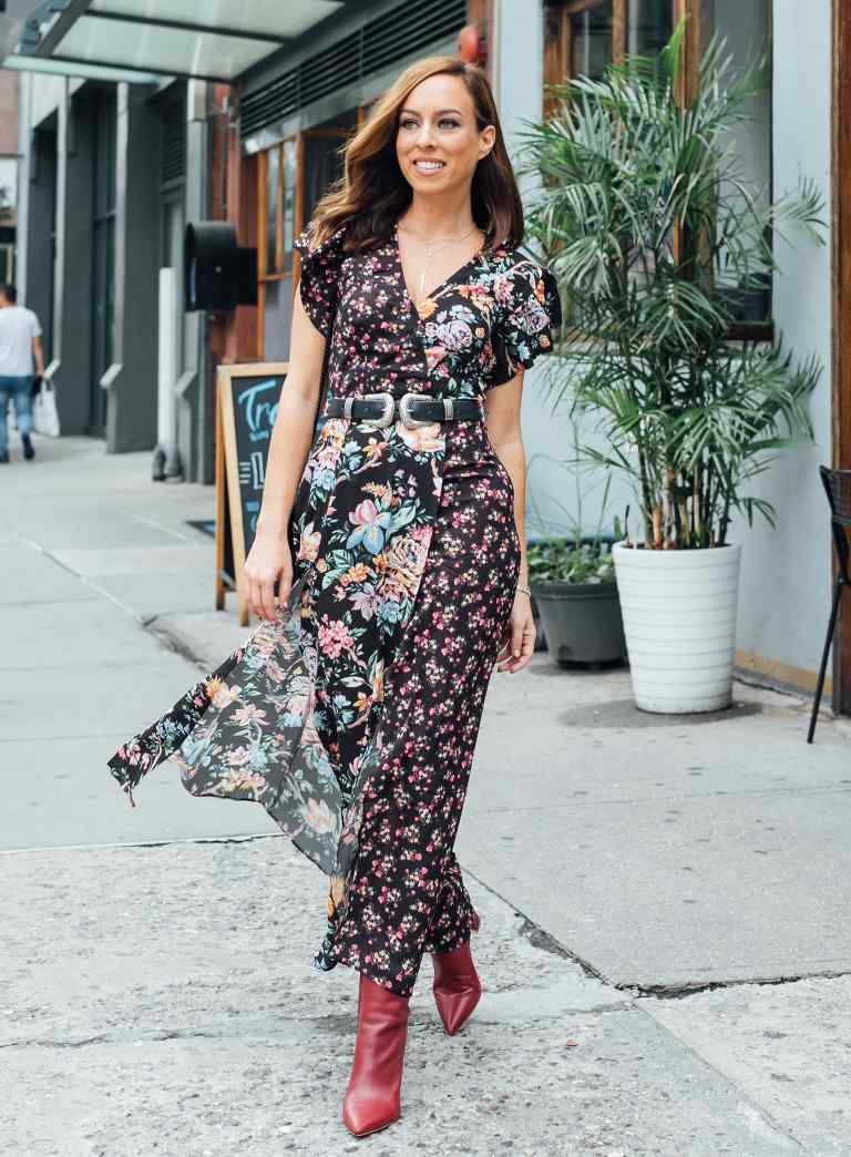 Blomstret wrap kjole røde ankelstøvler outfit ideer modetrends kvinder