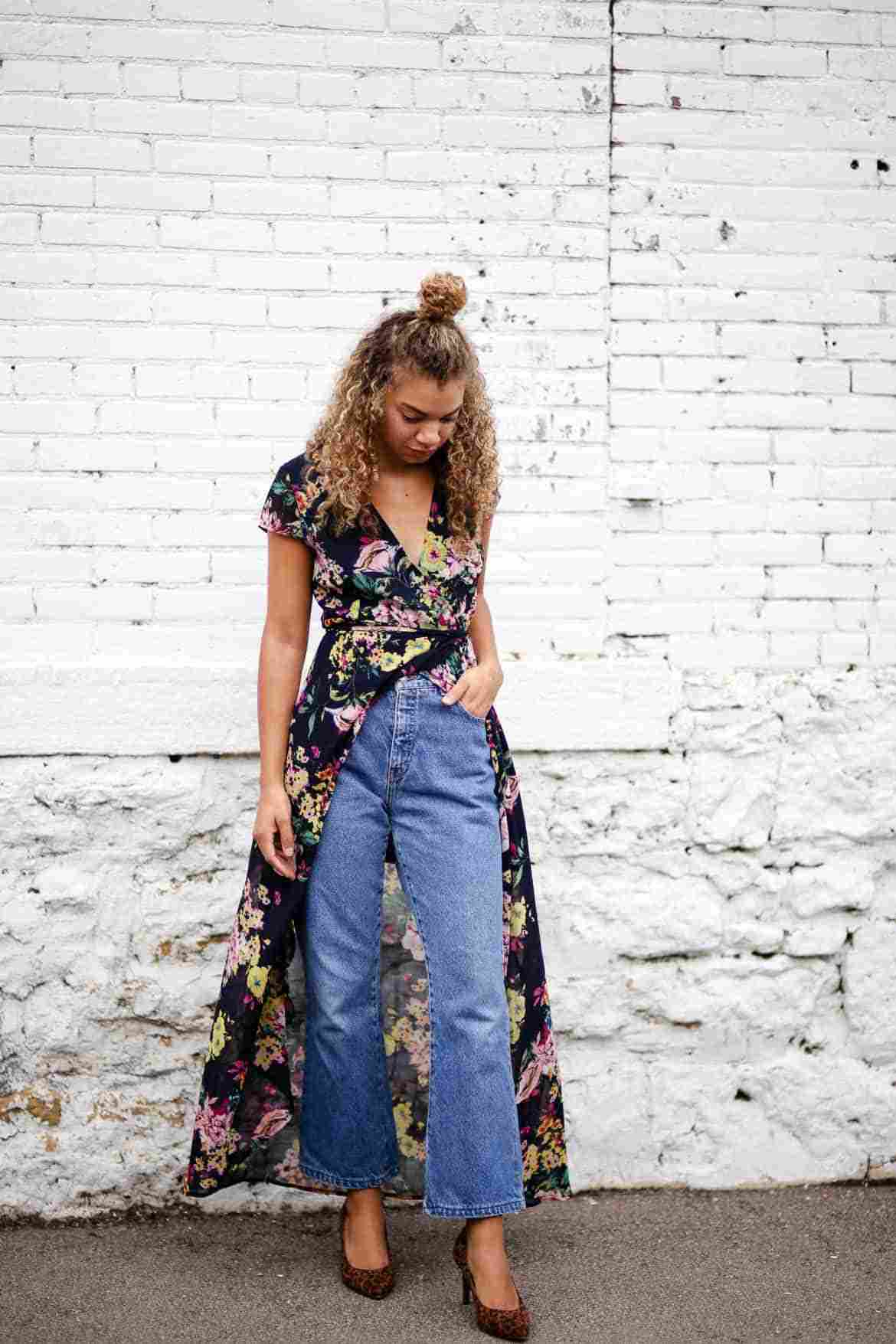 Wrap kjole kombinerer jeans pumps leo mønster outfit sommer
