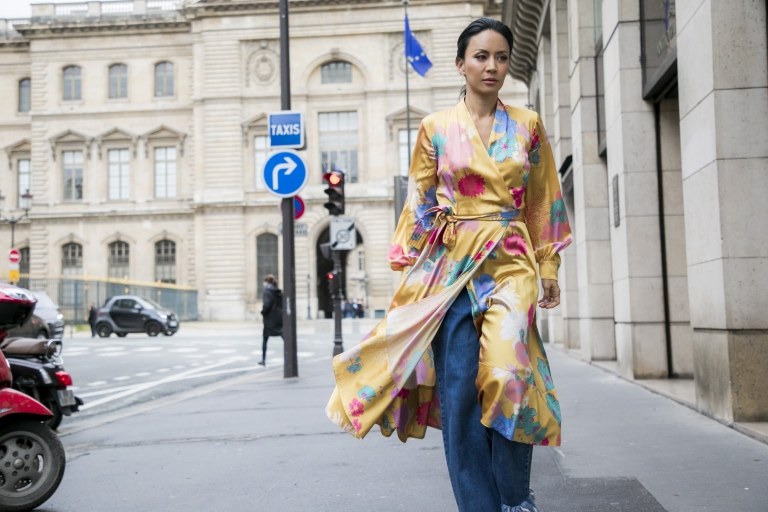 Kimono wrap kjole kombinerer jeans outfit ideer sommertrends