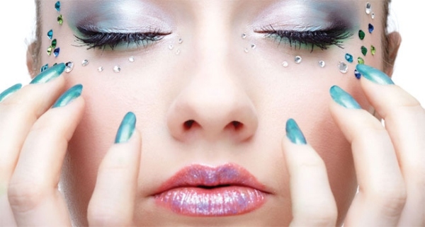 nytårsaften make-up kontrast øjenskygge rhinestone neglelak blå forskellige forskellige