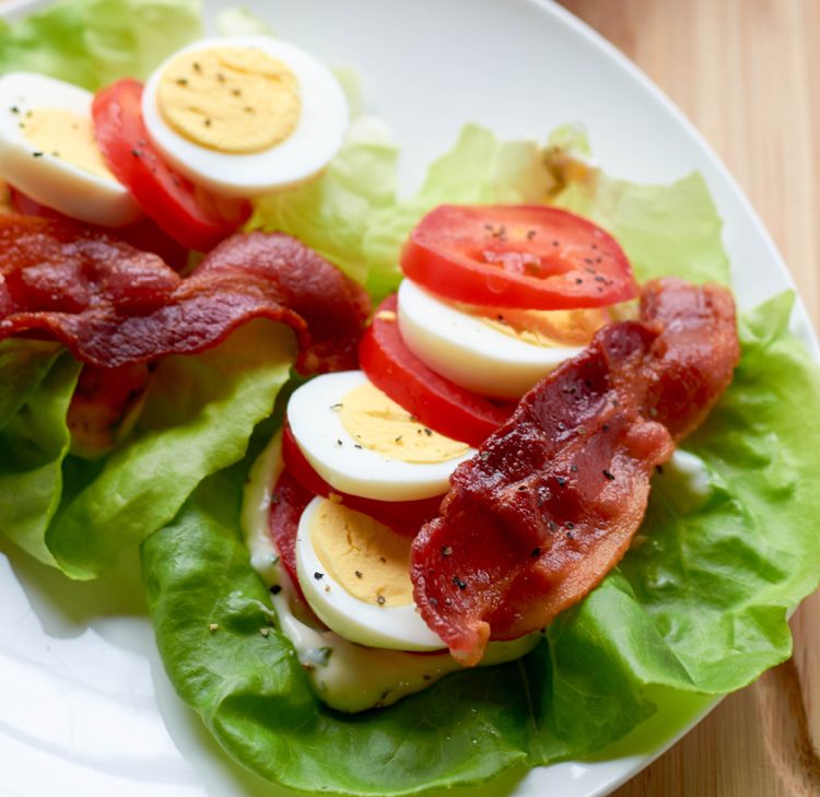 kost-mad-stegt-kylling-tomat-æg-bacon