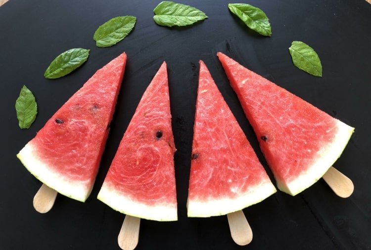 Melon trekanter på en ispind som festmad