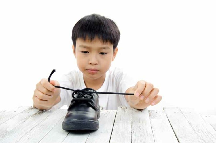 Lær at binde sko og hjælpe børn med at blive mere selvstændige