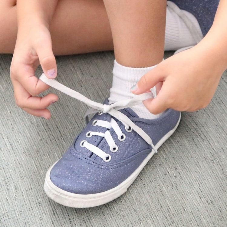 Fremme børns udvikling og lære at snøre sko