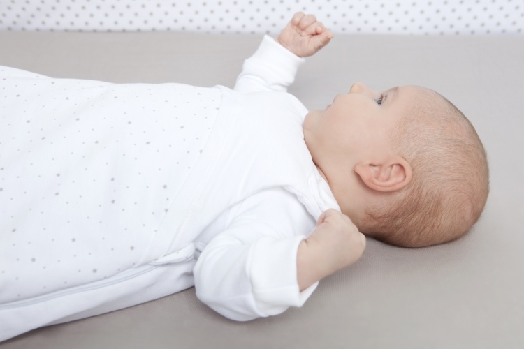 baby-søvn-tips-baby-sove-pose-nat-hvile-liggende stilling