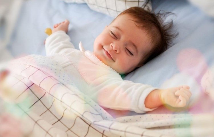 6 måneder gammel-baby-sove-seng-smil som sovende babyer