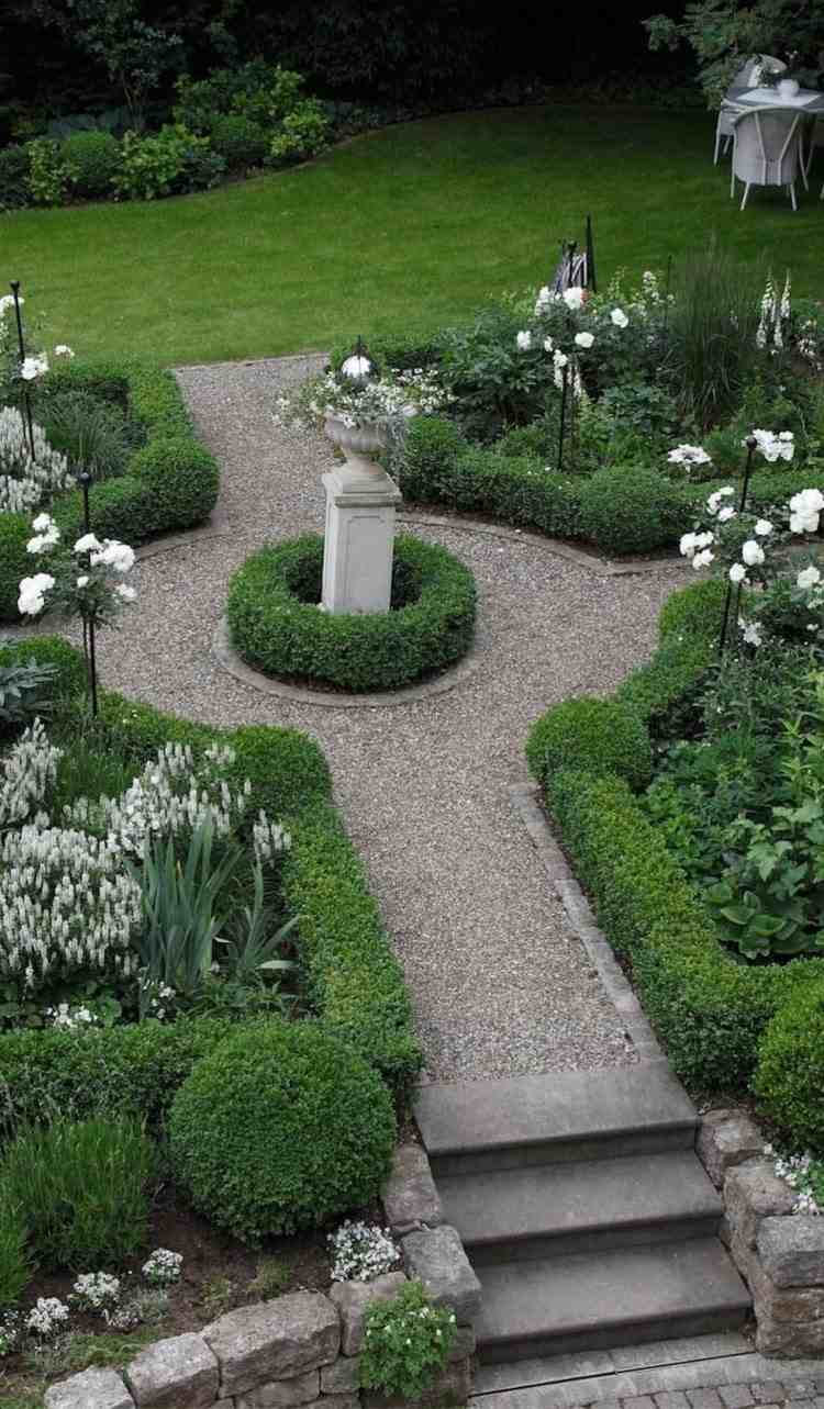 Formel have med grønne og hvide blomstrende planter