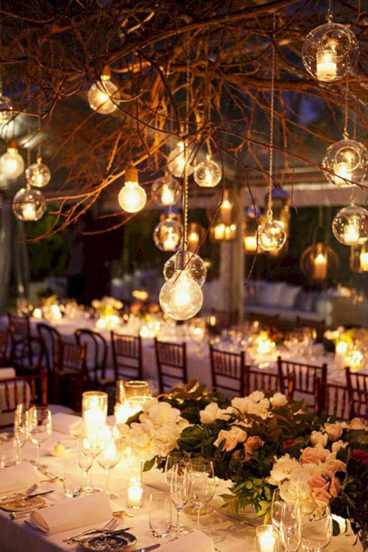 Planlægning af en have bryllup dekoration ideer eventyr lys tændte blomster om aftenen