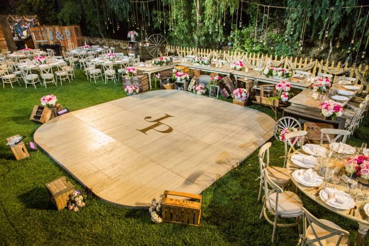 Planlægning af en have bryllup dansegulv dekoration ideer trækasser træstole blomsterdekorationer
