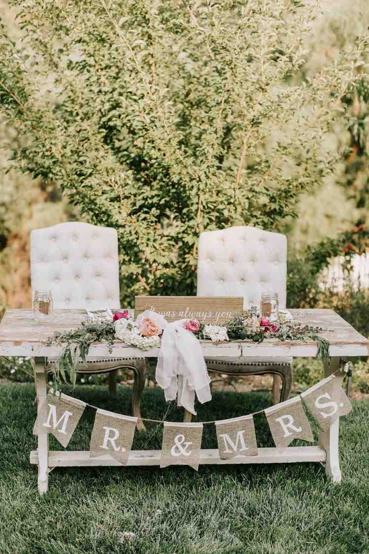 Have bryllup dekoration ideer bord træ stol buket blomster