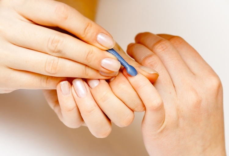 neglebånd-skub-tilbage-fjern-smuk-manicure