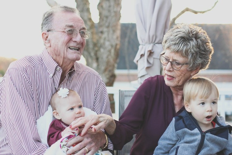 Find den rigtige og troværdige person til at tale med bedsteforældrene