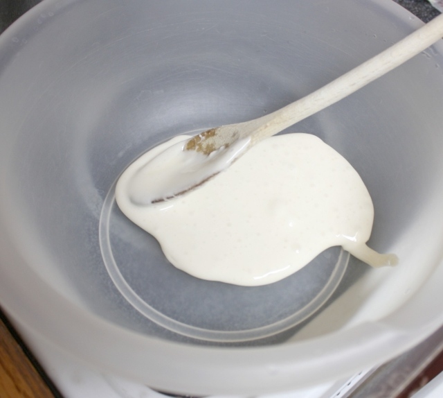 smør skumfiduser bland skål omrøring