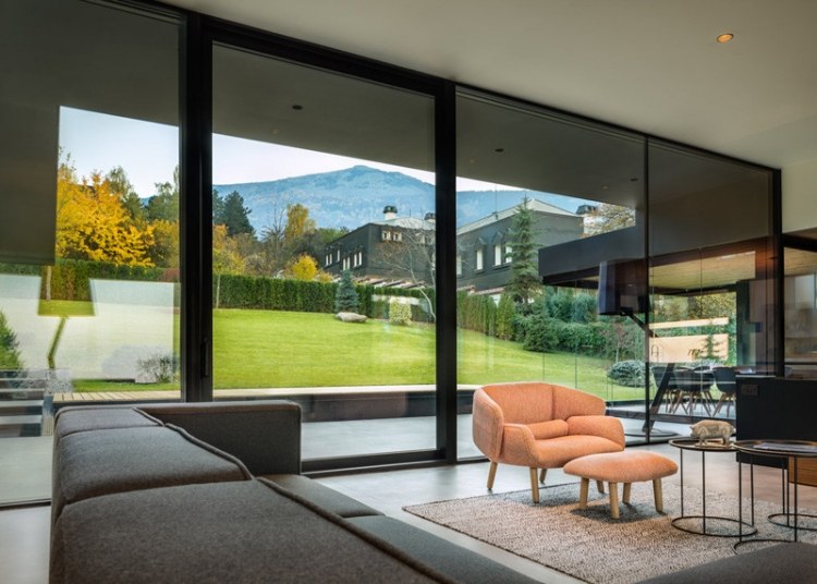 glas-væg-inde-uden-lys-moderne-arkitektur-design-facilitet