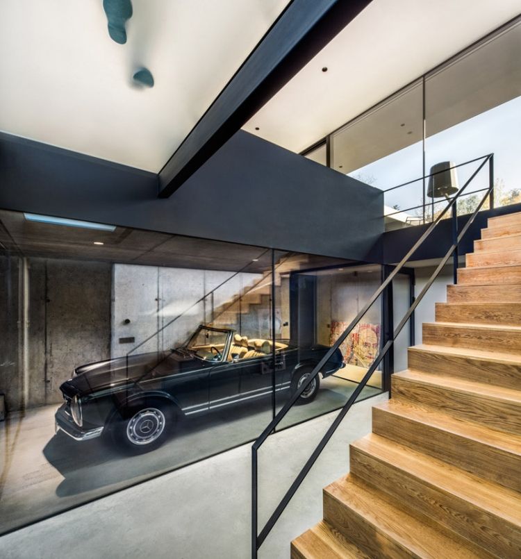 glas-væg-inde-uden-lys-garage-trapper-moderne-stål