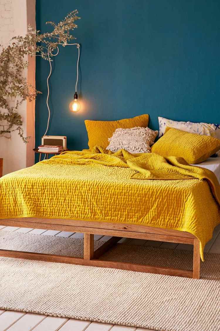 væg design trends petrol blå maling væg gul sengetøj accent soveværelse